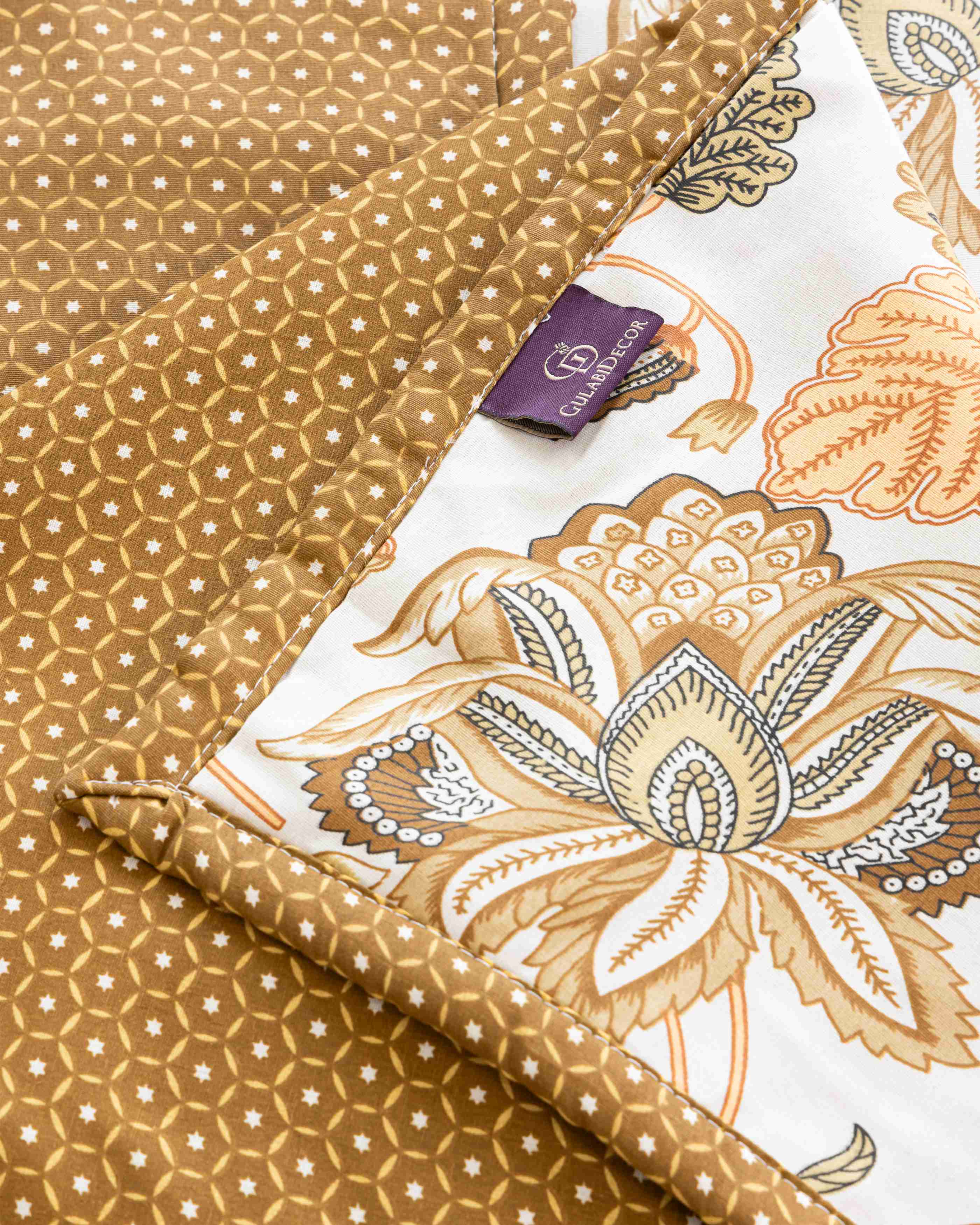 Quatrefoil Bedsheet & White Camel Reversible Dohar Combo