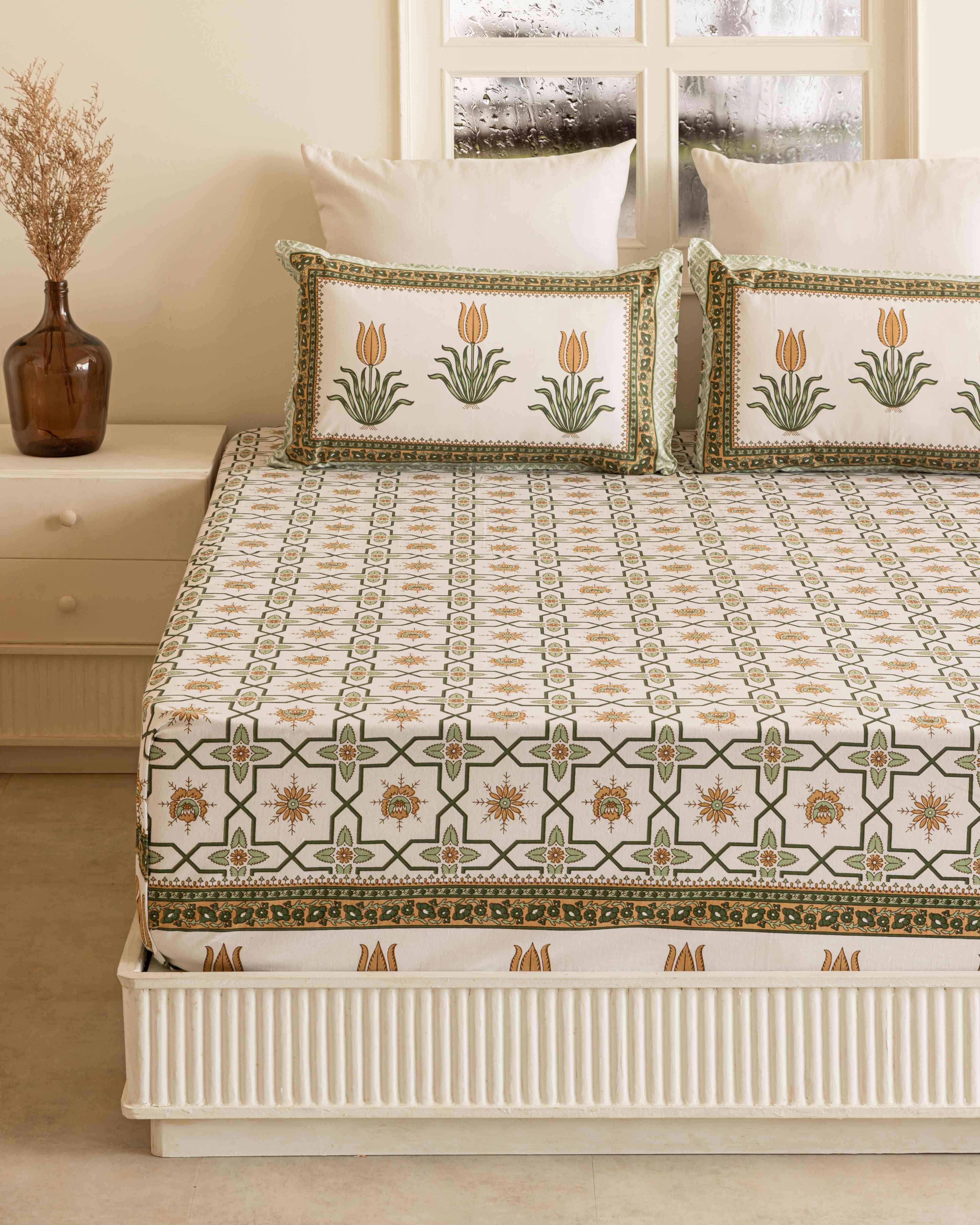 Quatrefoil Bedsheet & White Camel Reversible Dohar Combo
