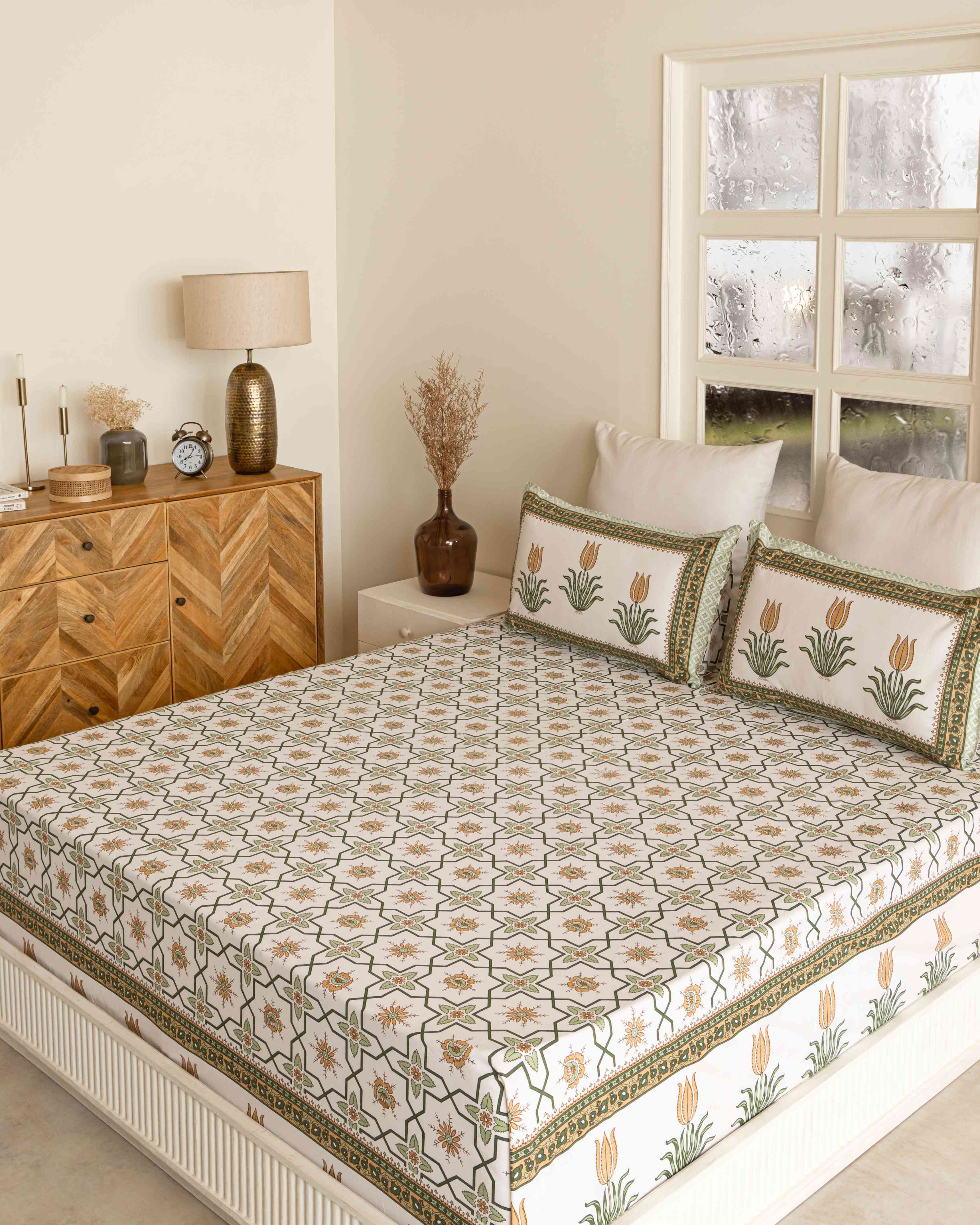 Quatrefoil Bedsheet & White Camel Reversible Dohar Combo
